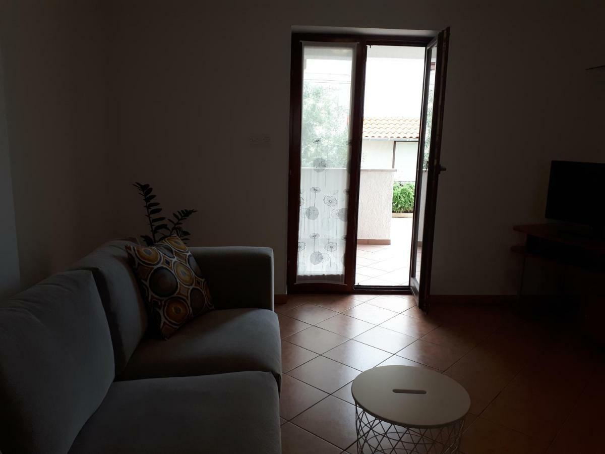 Apartment Lea Cres Bagian luar foto